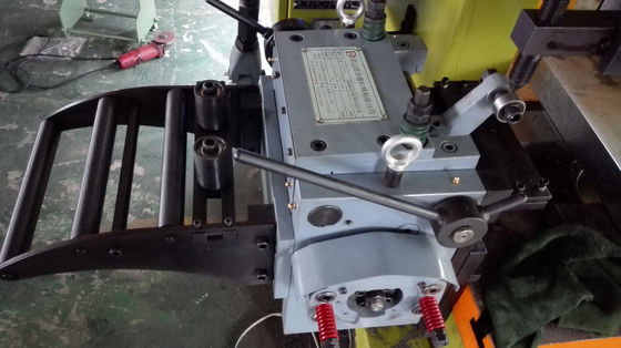 ২০ মিমি ঔষধ ক্যাপ ব্যাস কয়েল ফিডিং লাইন যা ইয়াসকাওয়া বা মিতসুবিশি সার্ভো মোটর এবং ২০০ টন চাপ ব্যবহার করে উৎপাদন নিশ্চিত করে