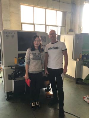 ইউরোপীয় দরজা বা ক্যাবিনেট কভার কোণ কোণ সিএনসি গঠনের মেশিন গঠনের এক সময় কাটা