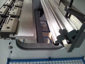 হেভি ডিউটি অ্যাপ্লিকেশনের জন্য ইএসটিইউএন ই200 নিয়ন্ত্রিত মাল্টি অ্যাক্সিস হাইড্রোলিক প্রেস ব্রেক